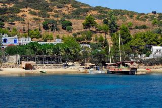 Η παραλία στο Μαράθι μπρος από την ταβέρνα «Παντελής»